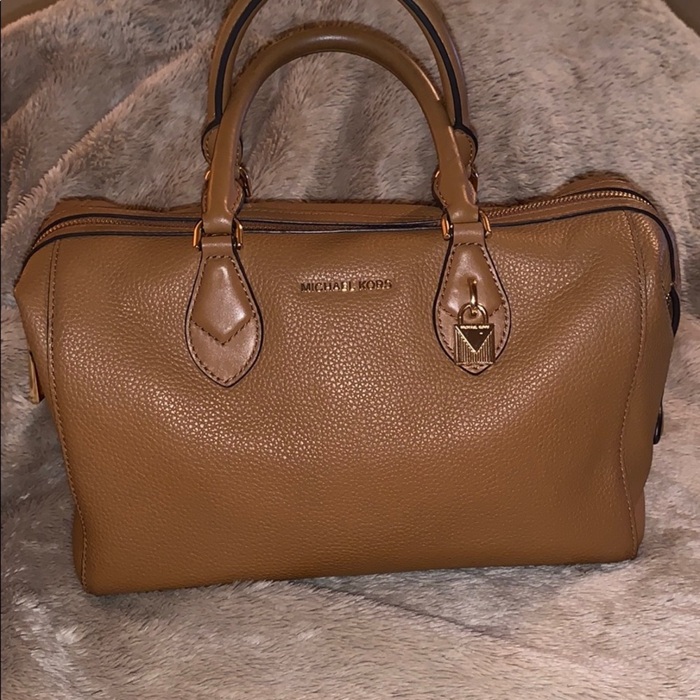 Michael Kors leather satchel with dust cover 🥰
